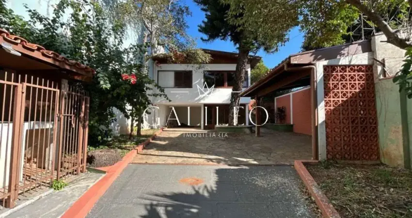 VENDE-SE CASA COM 04 DORMITÓRIOS, 02 SUÍTES, COM CHURRASQUEIRA E PORTÃO ELETRÔNICO, POTENCIAL USO COMERCIAL!