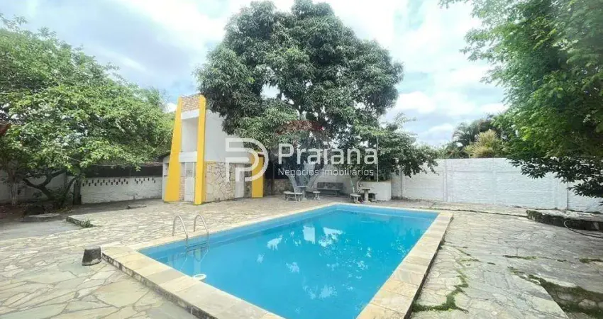 Casa à venda no Centro de Irará-BA: 3 quartos, 1 suíte, 1 sala, 2 banheiros, 4 vagas de garagem, 400m² de área