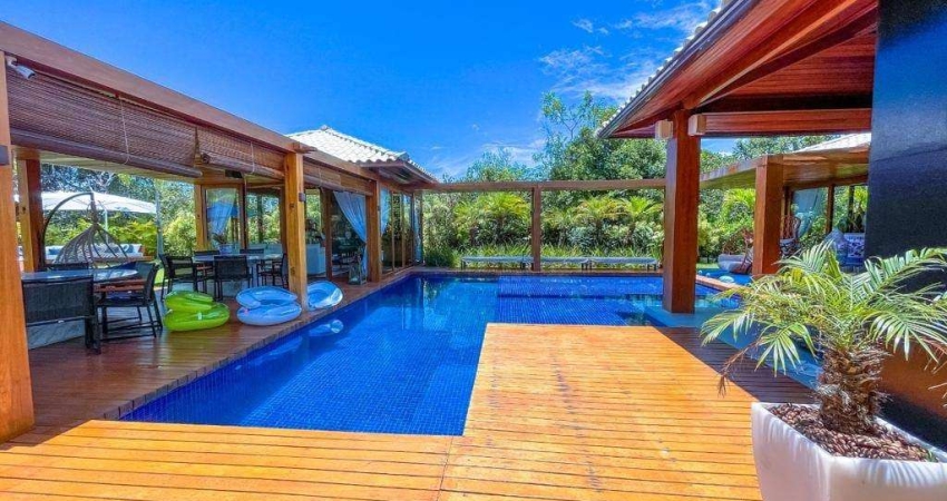 Casa de Luxo em Condomínio na Praia do Forte: 4 Quartos, 4 Suítes, 6 Banheiros, 4 Vagas de Garagem, 400m² de Área. Venda ou Locação em Mata de São João-BA.
