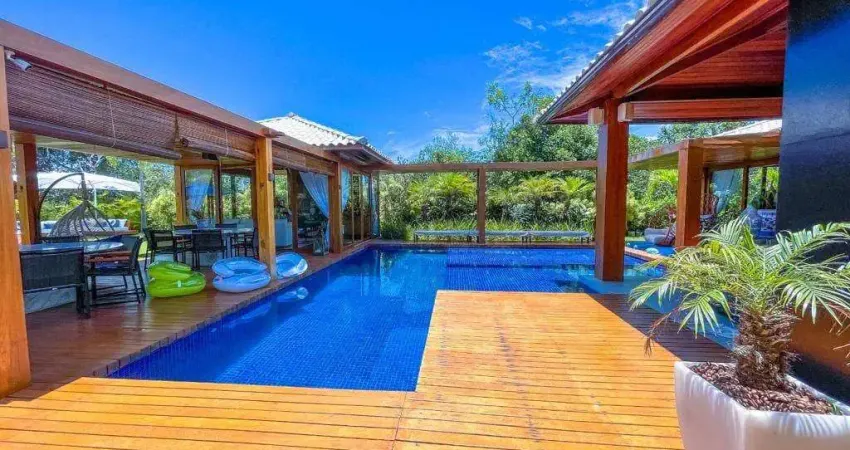 Casa de Luxo em Condomínio na Praia do Forte: 4 Quartos, 4 Suítes, 6 Banheiros, 4 Vagas de Garagem, 400m² de Área. Venda ou Locação em Mata de São João-BA.