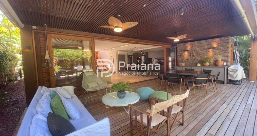 Casa para locação temporada em  Praia do Forte, com 5 quartos, 5 suítes, 2 salas, 7 banheiros, 2 vagas de garagem e 280m².
