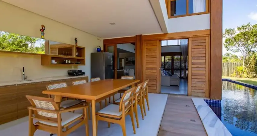 Imperdível Casa em Condomínio na Praia do Forte: 4 quartos, 4 suítes, 1 sala, 6 banheiros, 3 vagas de garagem e 444m² de área!