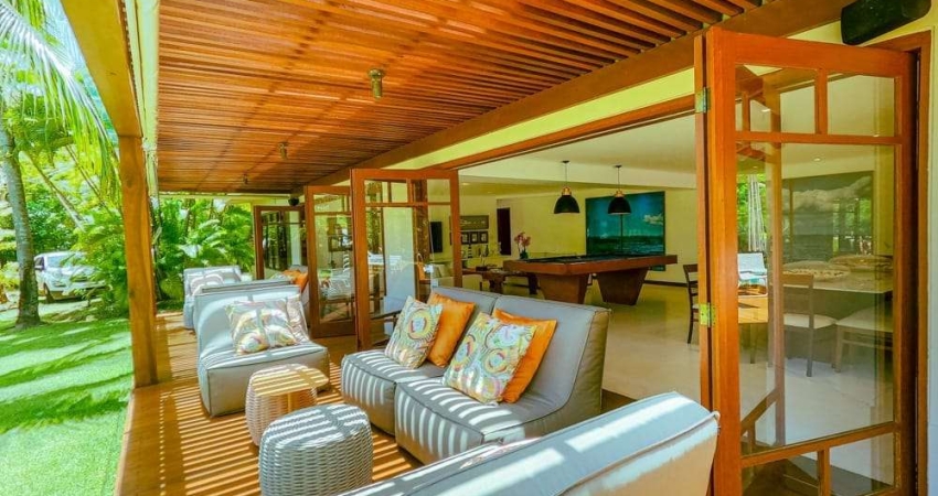 Casa em Condomínio de Luxo na Praia do Forte: 6 Quartos, 6 Suítes, 2 Salas, 9 Banheiros, 4 Vagas, 360m² - Mata de São João-BA.