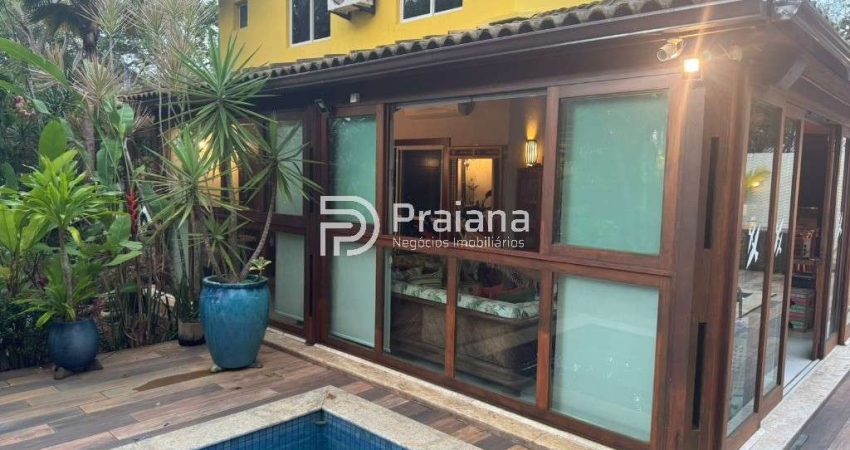 Casa a venda na Reserva Sapiranga em Praia do Forte, 3 quartos, 1 suíte, 3 salas, 4 banheiros, 2 vagas de garagem, 182m². Venha conferir!