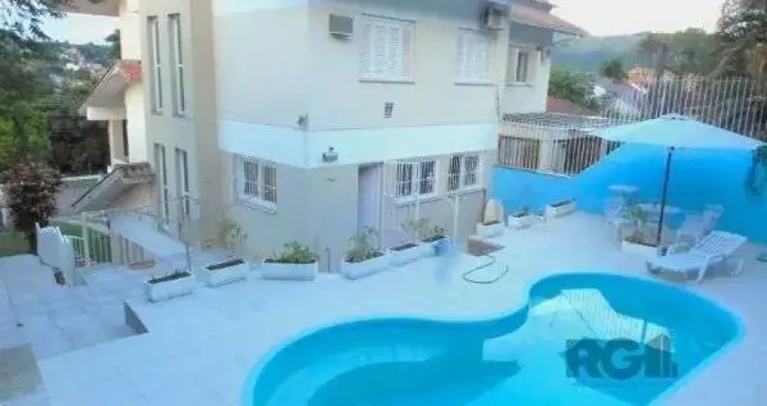 Casa em Porto Alegre, no bairro Espirito Santo, com 3 dormitório(s), e 3 banheiros, à venda.