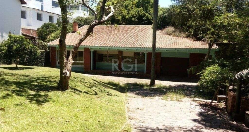 Casa para Venda - 244m², 2 dormitórios, 4 vagas - Teresópolis