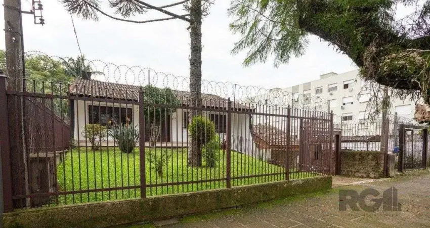 Casa com 5 quartos à venda na Rua Nunes, 402, Medianeira, Porto Alegre