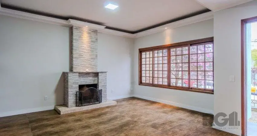 Casa de 214m² com 4 dormitórios, 1 suíte, piscina e 2 vagas no bairro Teresópolis
