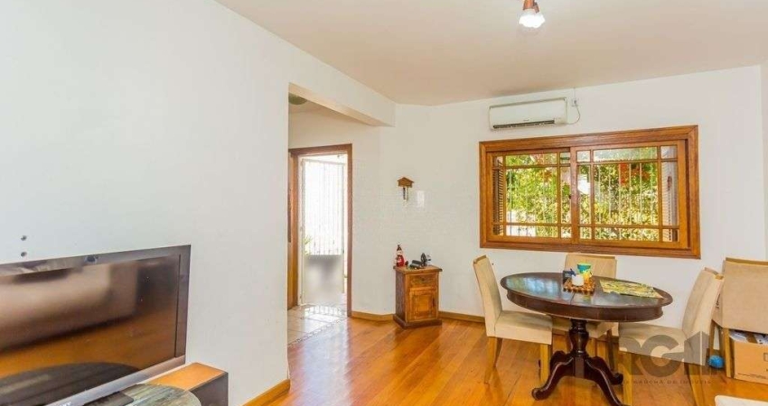 Casa de 2 dormitórios no bairro Passo das Pedras