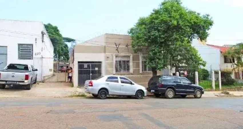 Casa em Porto Alegre, no bairro Medianeira, com 5 dormitório(s), e 5 banheiros, à venda.