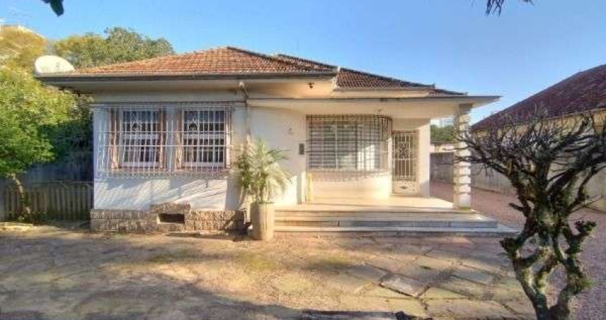 Casa em Porto Alegre, no bairro Vila Nova, com 3 dormitório(s), e 3 banheiros, à venda.