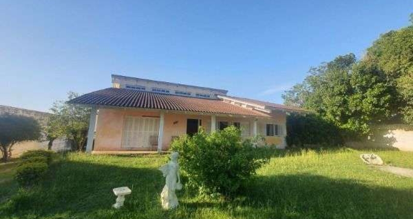 Casa em Porto Alegre, no bairro Vila Nova, com 3 dormitório(s), e 3 banheiros, à venda.
