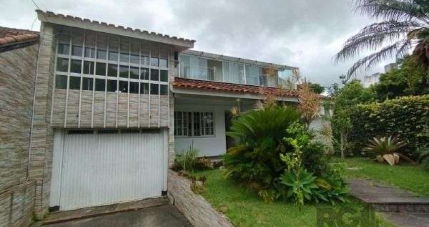 Casa em Porto Alegre, no bairro Ipanema, com 6 dormitório(s), e 6 banheiros, à venda.