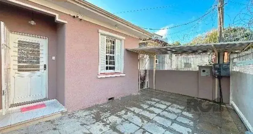 Casa em Porto Alegre, no bairro Medianeira, com 3 dormitório(s), e 3 banheiros, à venda.