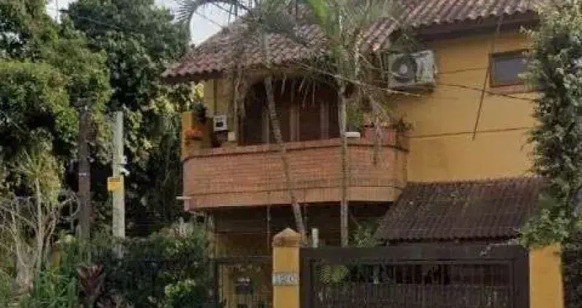 Casa Condominio em Porto Alegre, no bairro Guarujá, com 3 dormitório(s), e 3 banheiros, à venda.