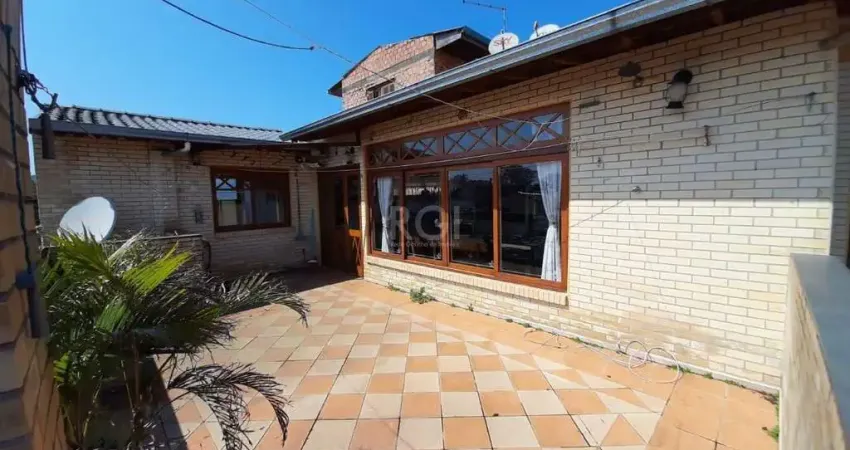 Casa para Venda - 274m², 3 dormitórios, sendo 1 suites, 3 vagas - Guarujá, Porto Alegre