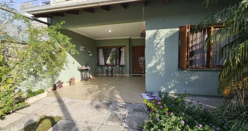 Casa com 3 quartos à venda na Rua Heitor Kramer, 321, Guarujá, Porto Alegre