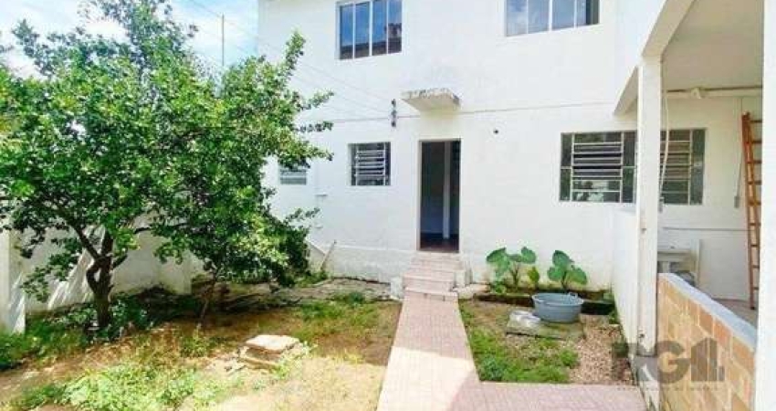 CASA DE ALVENARIA FUNDOS REFORMADA COM PATIO E POMAR SEM GARAGEM