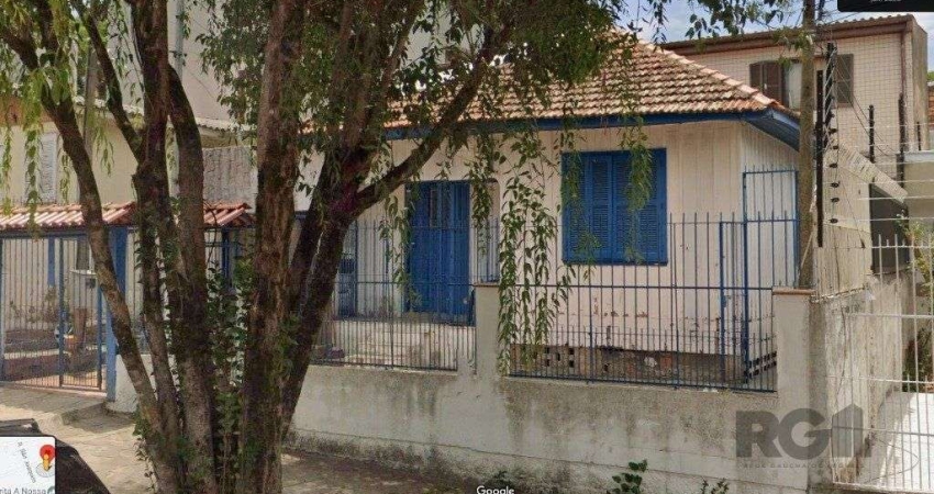 EXCELENTE OPORTUNIDADE DE NEGÓCIO, para Locar ou Morar com a Família. Terreno de 11,00 x 17,60 Com 01 sobrado de 3 dormitório... E outra em madeira com 2 dormitórios. ESTUDA imóvel no negócio.