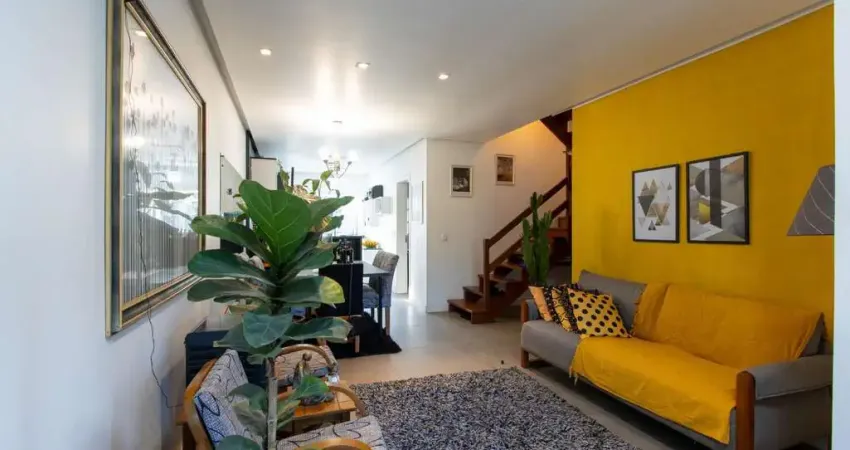 Sobrado com 2 dormitórios, sendo 1 ampla suíte com banheira de hidromassagem, 2 vagas.