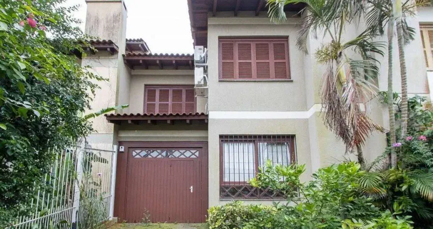 Casa de alvenaria, 3 dormitórios, 1 suíte e pátio com piscina, bairro espírito santo.