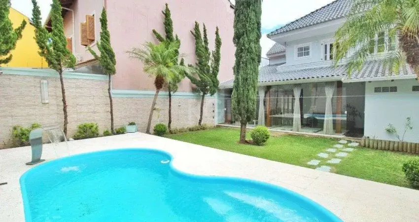 Casa de alto padrão com 3 suítes, piscina e espaço gourmet em frente à praça