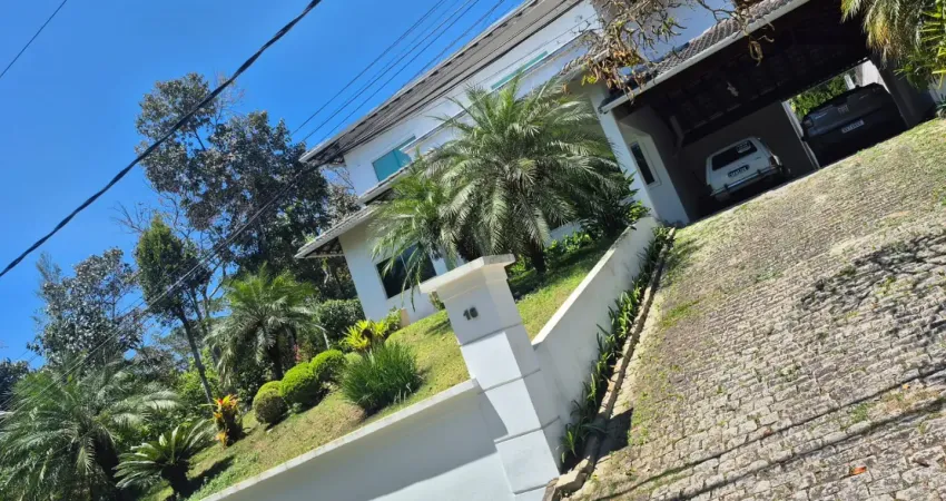Linda casa , condomínio de luxo. 5 quartos sendo 4 suítes com uma infraestrutura de lazer completa, lugar perto da natureza, vista deslumbrante para o verde. para quem busca qualidade de vida. próx