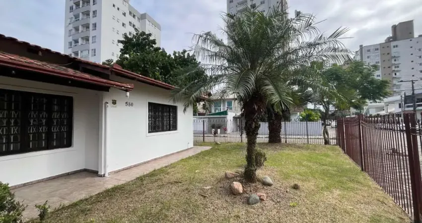 Casa para Locação em Itajaí, Vila Operária, 3 dormitórios, 1 suíte, 3 banheiros, 3 vagas
