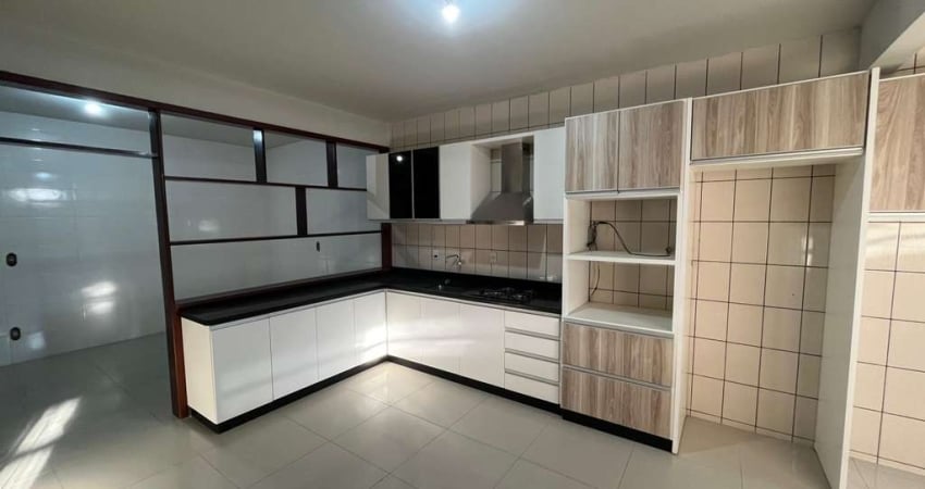 Casa para Locação em Itajaí, São João, 4 dormitórios, 1 suíte, 4 banheiros, 2 vagas