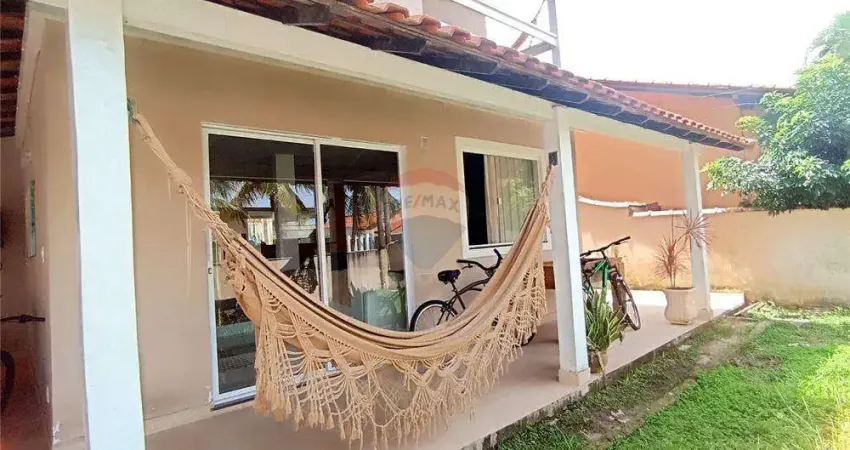 Casa duplex com cinco dormitórios em condominio fechado.