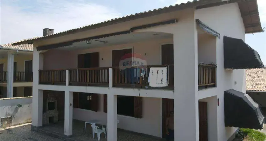 Casa de 3 dormitórios em frente a praia de Guaratiba