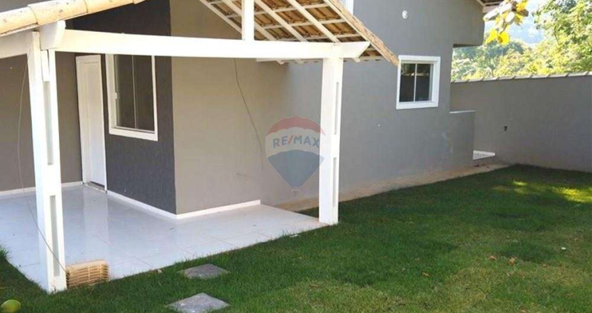 Casa de dois dormitórios e banheiro em condomínio fechado.