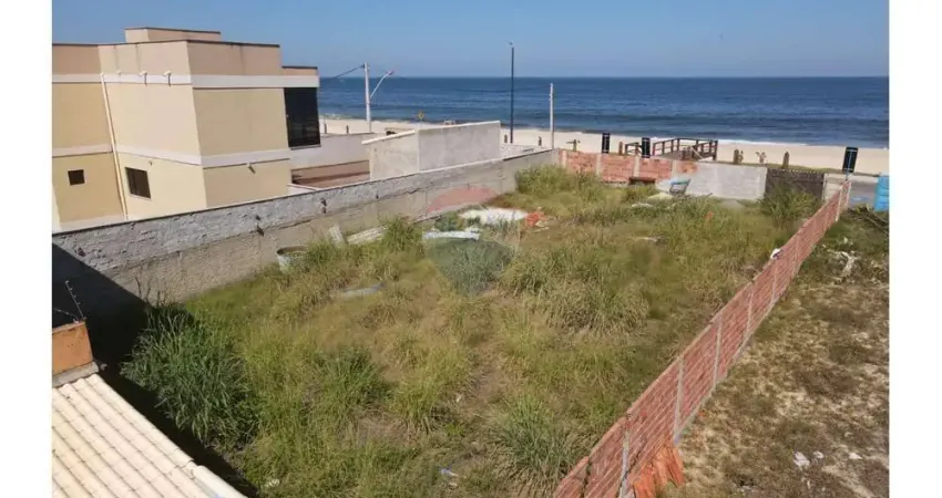 Terreno plano e murado de frente para o mar na barra de maricá.
