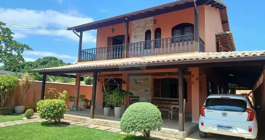 Casa em condominio fechado com cinco dormitórios e piscina.