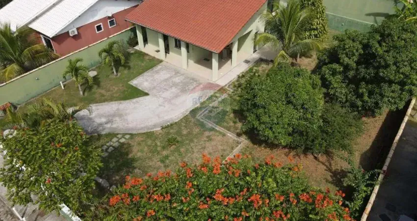 Casa em condomínio fechado,dois dormitórios sendo 1 suíte com closet e quarto auxiliar.