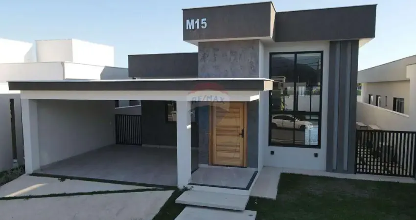 Casa em condomínio fechado com três quartos, sendo uma suíte