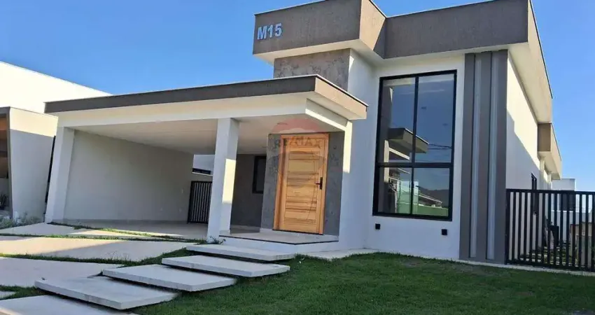 Casa em condomínio fechado com três quartos, sendo uma suíte