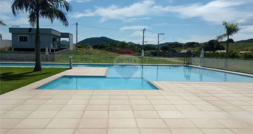 Lindo e Plano Terreno em Condomínio com Lazer Completo.