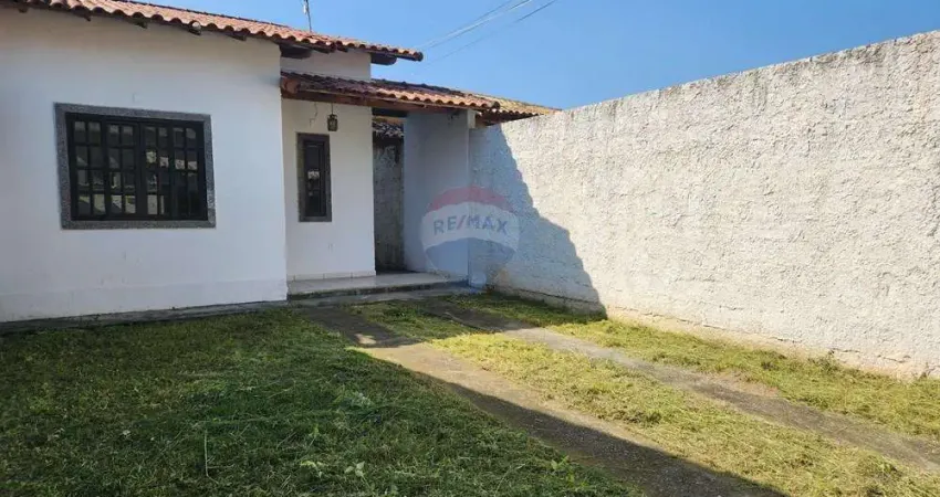 Casa com piscina, 02 quartos, uma suíte, no jardim atlântico.