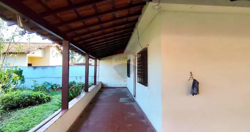 Casa com três quartos, perto da praia e da praça da 70, itaipuaçu terreno completo