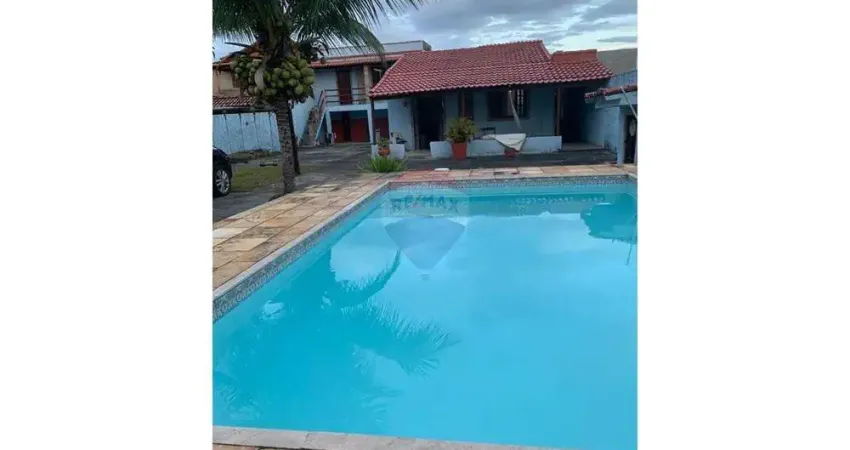 Ótima casa com 600m2 de terreno, piscina, três quartos, sendo duas suítes no jardim atlântico oeste, itaipuaçu, maricá