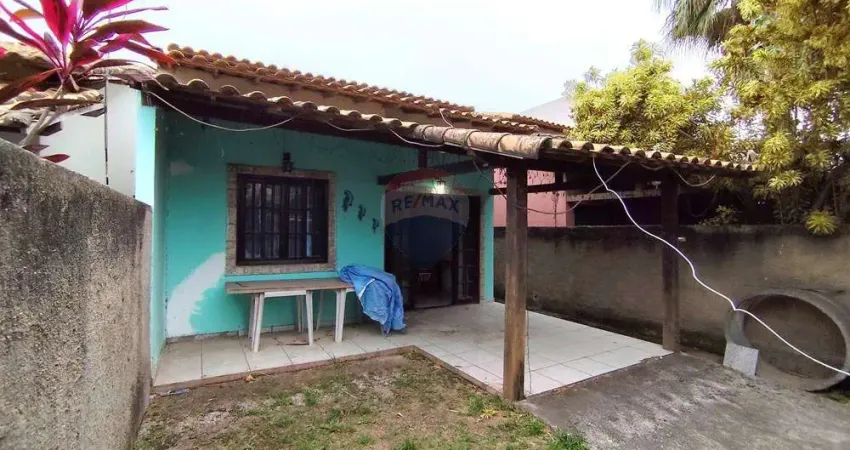 Ótima com 02 quartos, sendo uma suíte, com garagem coberta, terreno grande e ótimo espaço para uma piscina