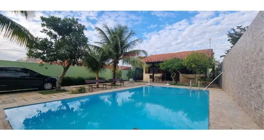 Casa linear, com 139m, 3 quartos, uma suíte, piscina, varanda gourmet.