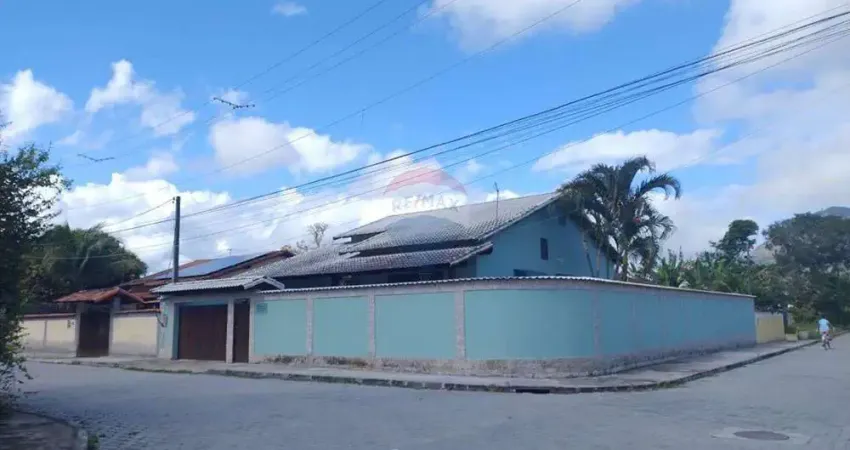 Casa térrea colonial (3 qts/suíte) com amplo quintal de esquina.