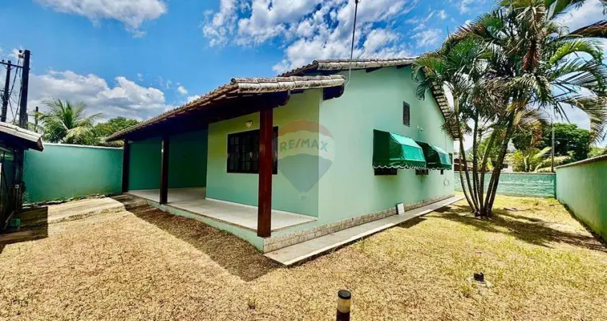 Casa Térrea Colonial (3 Qts/Suíte) com Amplo Quintal de Esquina.
