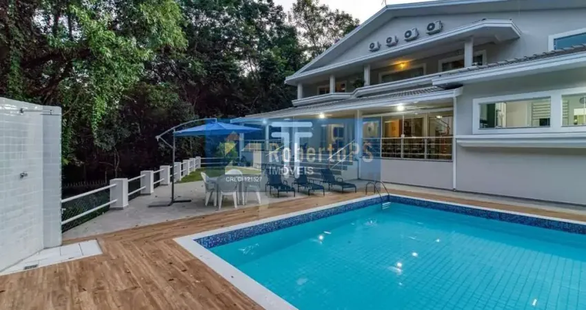 CASA DE ALTO PADRÃO NO URBANOVA: 5 quartos, 3 suítes, 6 banheiros, 5 vagas de garagem, 476m² de área construída!