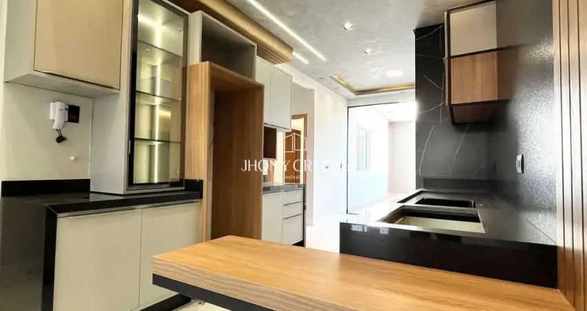 Casa com cozinha planejada e rica em acabamentos. próximo a av. mandacaru