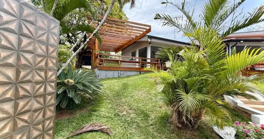 Luxuosa Chácara em Condomínio à Venda em Indaiatuba-SP, Lagos de Shanadu: 3 Suítes, 2 Salas, 8 Vagas, lago com carpas, 350m².