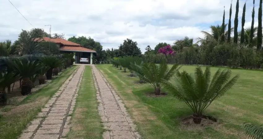 Chácara à venda em Indaiatuba-SP, bairro Chácaras Videiras de Itaici: 3 quartos, 1 suíte, 1 sala, 2 banheiros, 180m² de área.