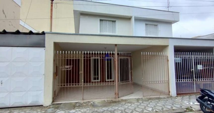 Casa para locação no Centro de Taubaté-SP: 3 quartos, 2 salas, 2 banheiros, 2 vagas de garagem, 120m² de área. Venha conferir!
